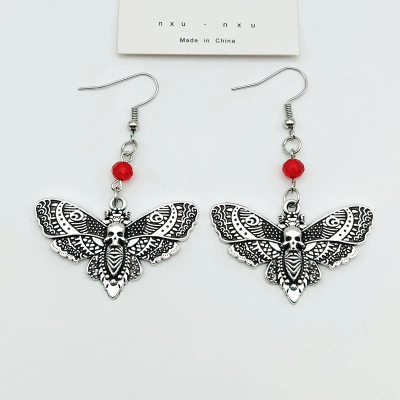 Brinco gótico mariposa de caveira - imagem 4