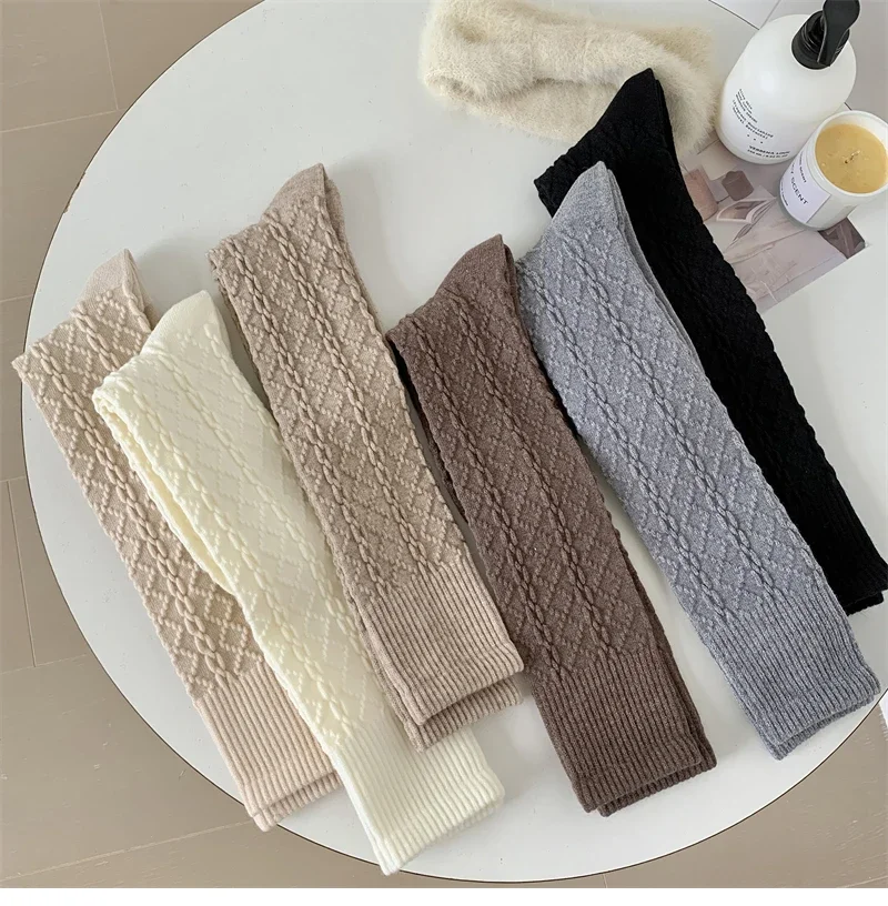 Retro Frauen Strümpfe Hohe Qualität Japanischen Stil Neue Einfarbig Knie Hohe Socken Für Frauen Koreanischen Stil Warme Beiläufige Lange Socken – Detail 9