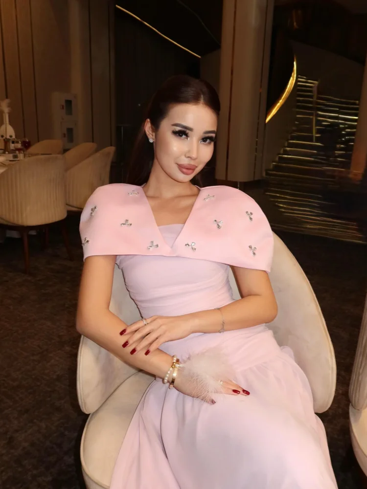 فستان وردي بتصميم كلاسيكي مع كاب أنيق