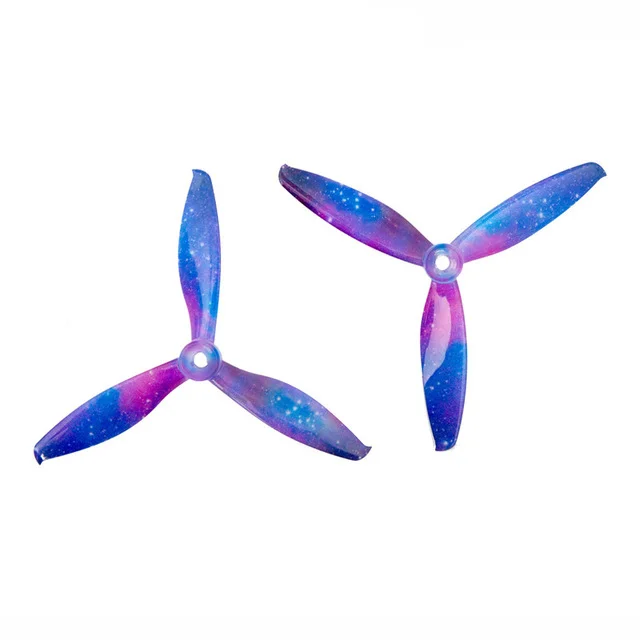 Coque de protection pour drone FPV course Skitzo Galaxy en main, montrant sa finesse et son design.
