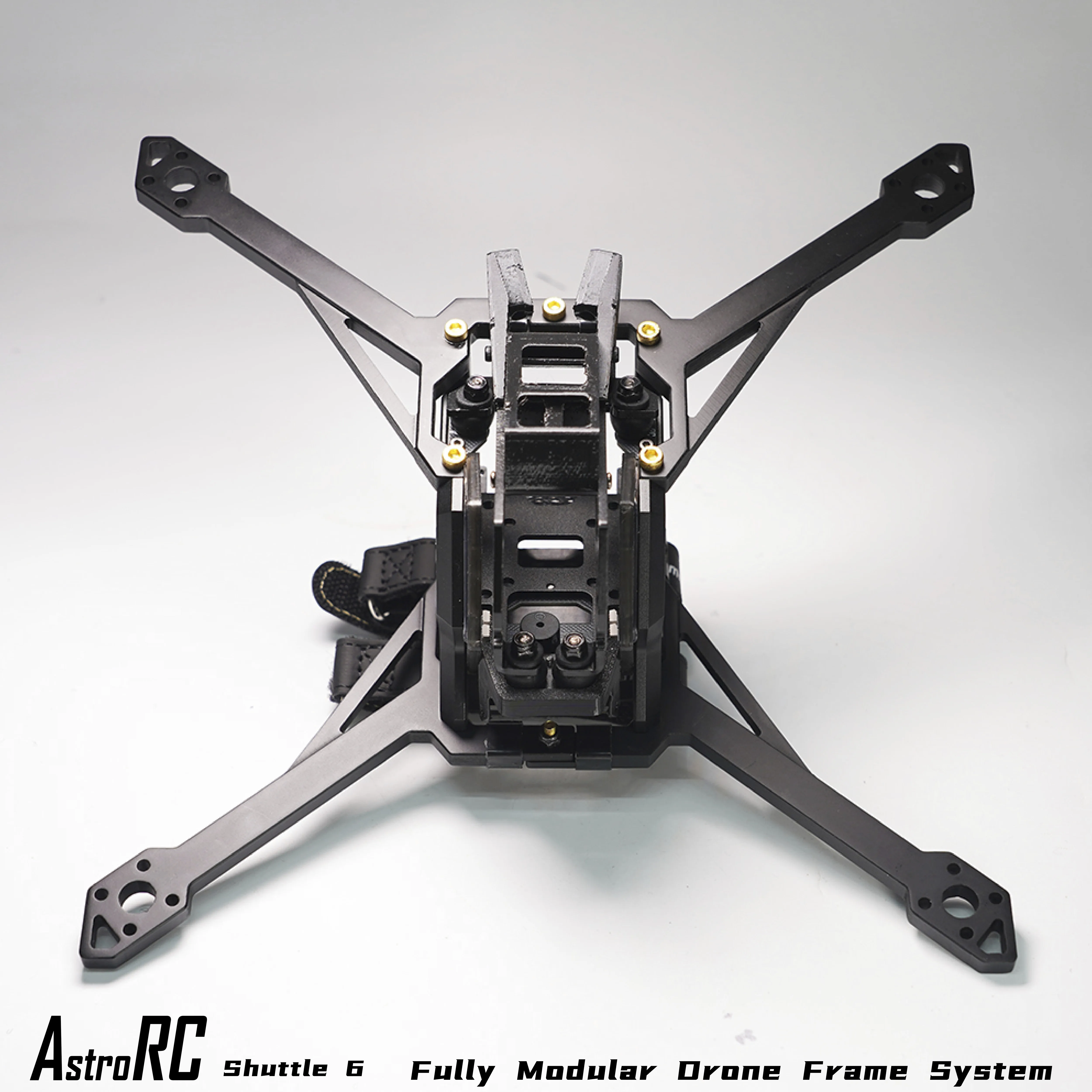Cadre Shuttle RC monté avec une caméra O4 HD, câbles apparents et structure légère.