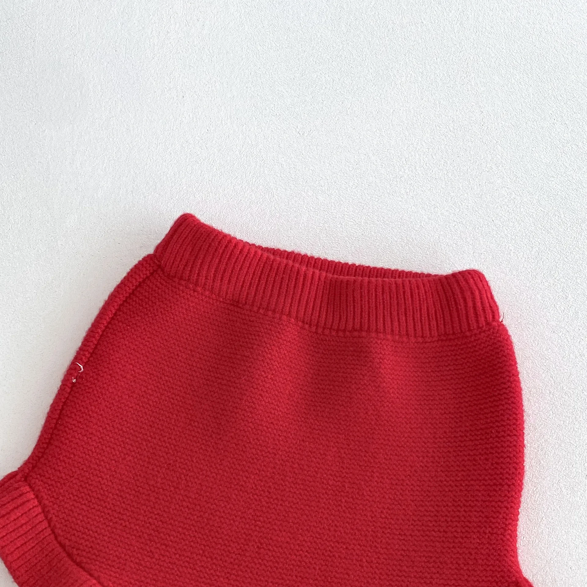 2026년 봄 한국  여아 코튼 니트 세트  딸기 자수 가디건 러플 블루머 반바지 2종 세트