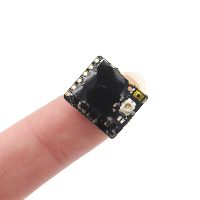 TBS UNIFY PRO32 NANO VTX 5.8G 1.6W installé sur un drone, prêt pour le vol FPV.