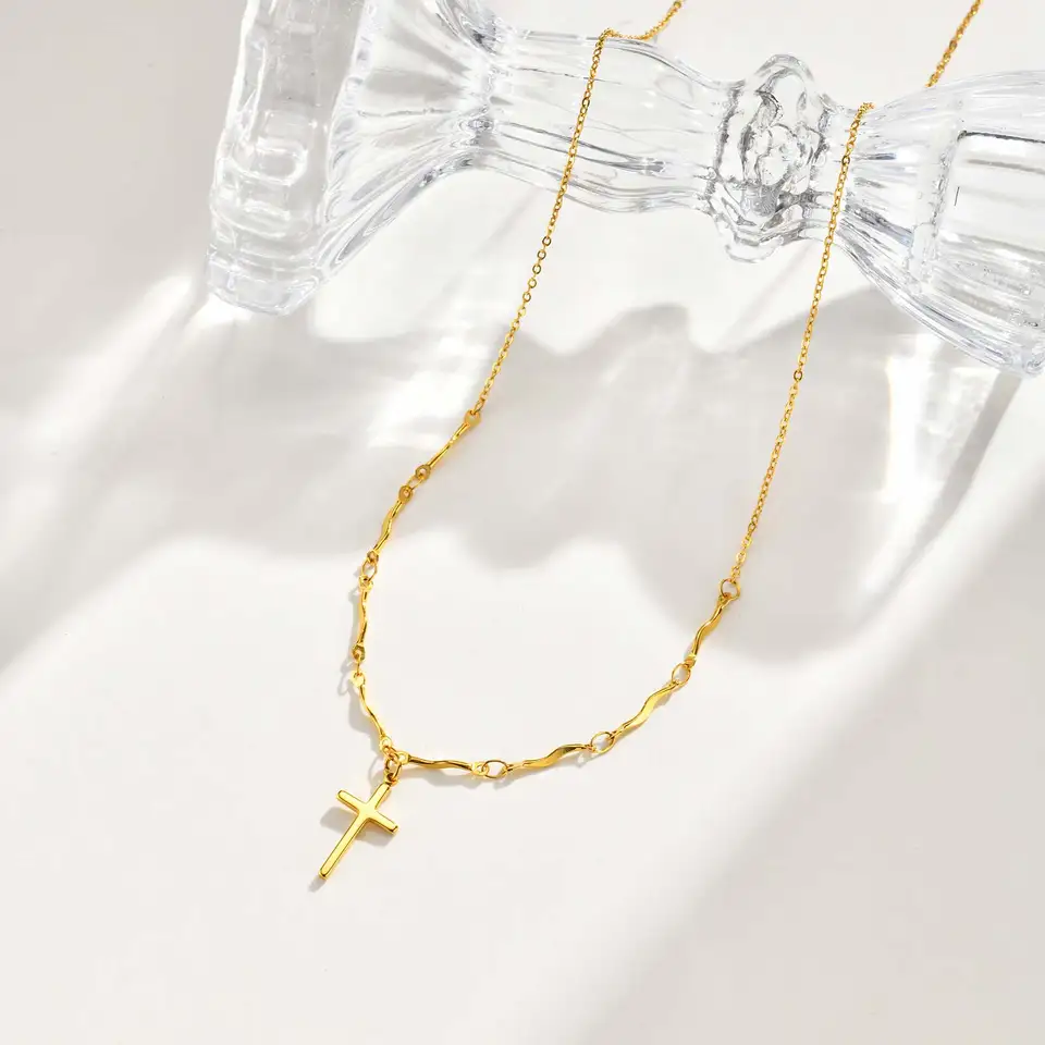 Ciondolo a croce con zaffiro in oro 14k, croce con zaffiro e perle in