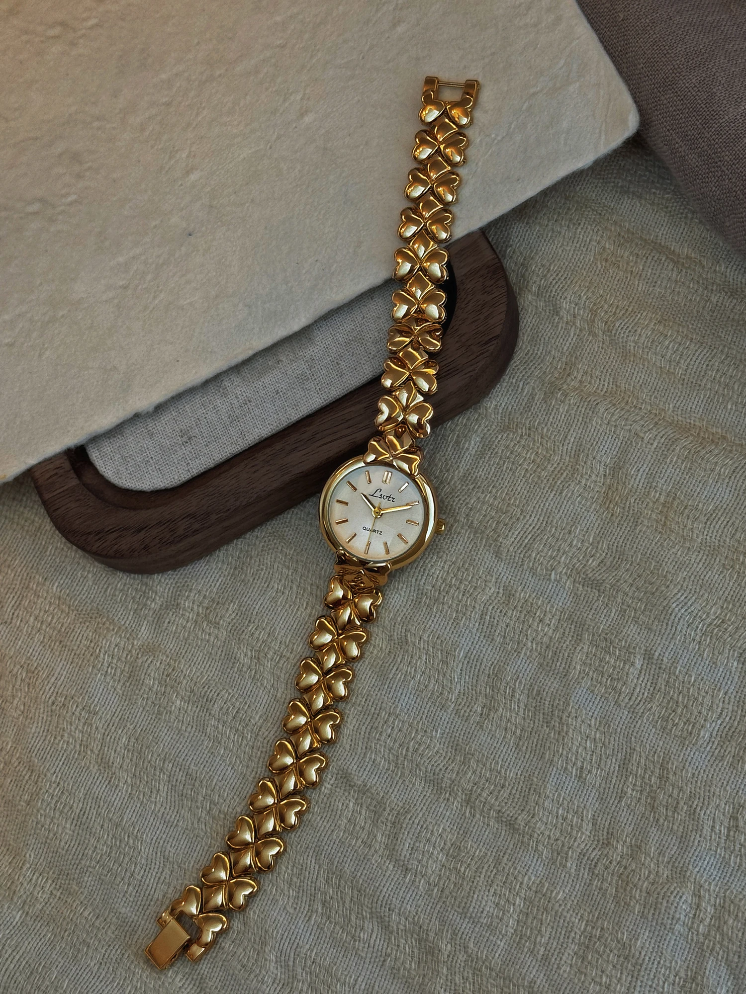 قطعة واحدة من ساعة نسائية فرنسية ذهبية جديدة فاخرة...