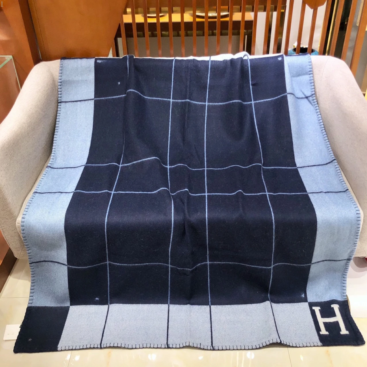 

Luxury Brand H Family Grid Series Cashmere Pillow Blanket Comfortable Home Gift Travel Car Available
