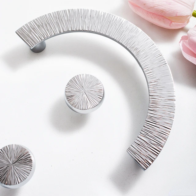 ลูกบิดประตูตู้ทรงกลมทำจากโครเมี่ยมสว่างลูกบิดโต๊ะแบบดึงลูกบิดที่ทันสมัยอุปกรณ์เหล็กเครื่องตกแต่งบ้านอุปกรณ์ในครัว 1