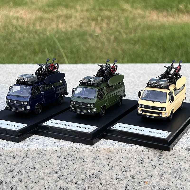 

Master 1:64 B32 & T3 Multivan 1985 желтый/зеленый/синий с аксессуарами для модели автомобиля