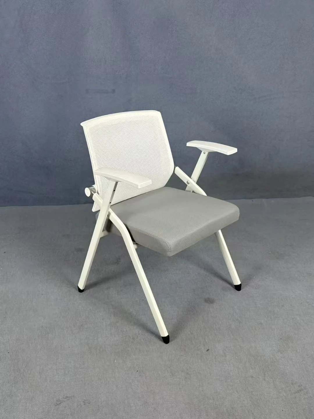 chairB