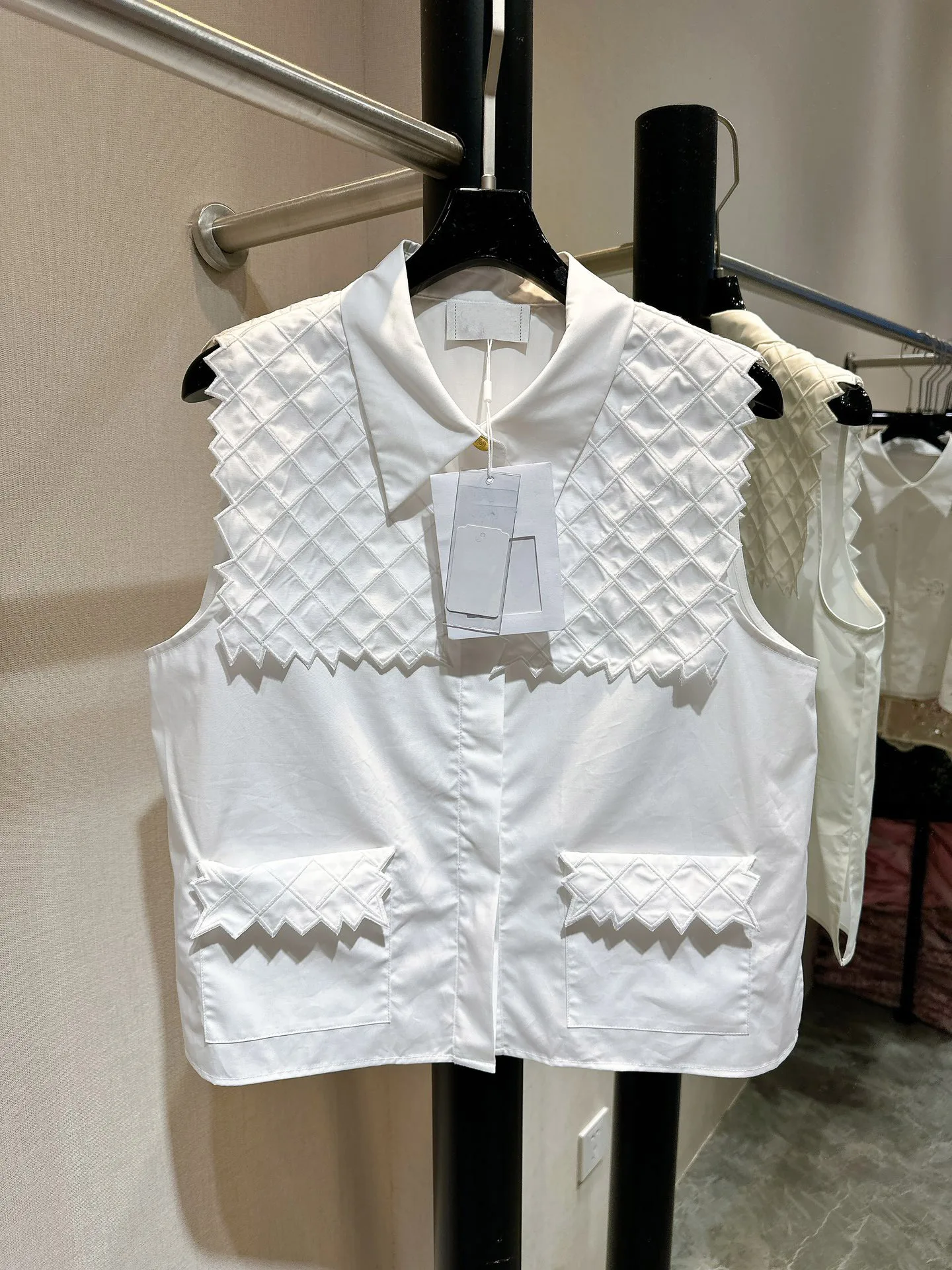 

026Preppy Sleeveless Shirt with Pineapple Pattern Embroidery