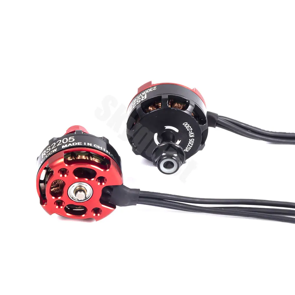 Lot de quatre moteurs RS 2205 2300KV et ESC 20A/30A pour drone FPV, alignés.
