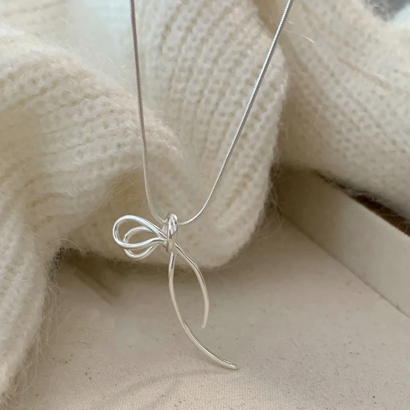 Neue Schleife-Halskette aus 925er-Sterlingsilber, einfacher Persönlichkeits-Charm, geometrischer Anhänger, Halsband, Geburtstagsgeschenk für Frauen, exquisiter Schmuck – Detail 1