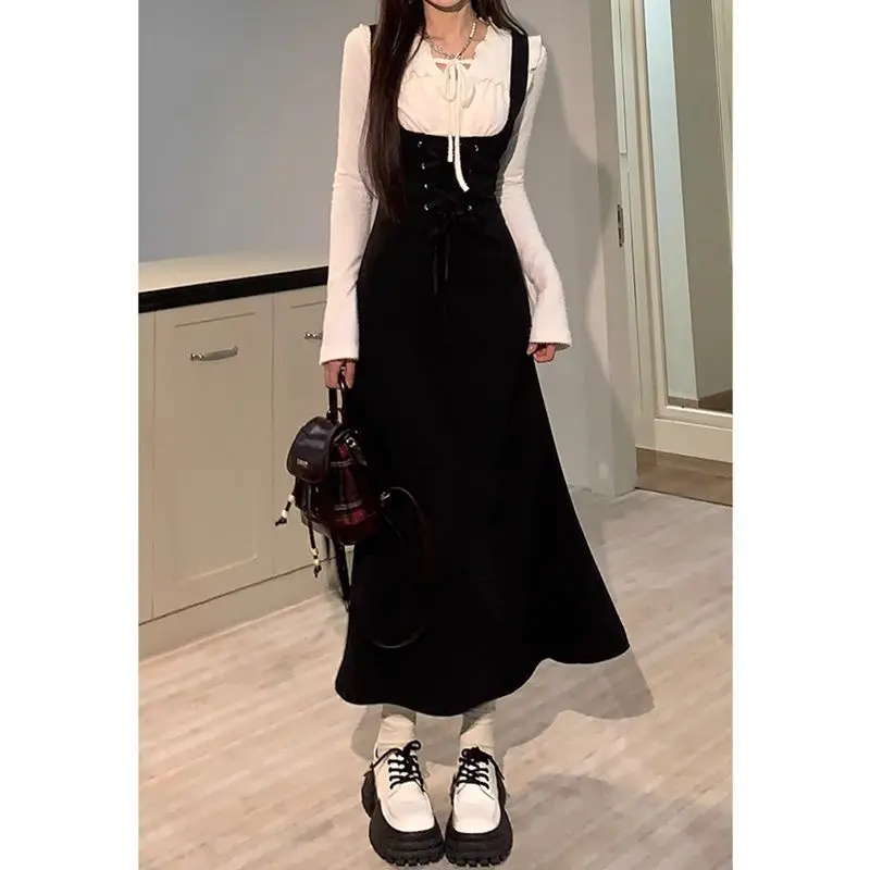 

French Design Sense Niche Suspender Dress Spring New Style Sweet Waist Slimming Lace Stitching Shirt T-shirt Two-piece Suit