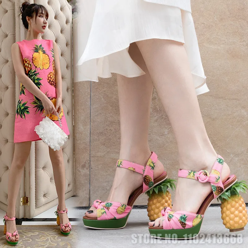 

Сандалии женские на платформе и высоком каблуке, Босоножки с открытым носком, на ремешках, с пряжкой, на странном каблуке, с принтом ананасов, розовые, лето