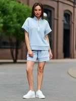 Ensemble coordonné pull demi-zip et short gris chiné à col montant pour femme, idéal pour le printemps-été 2026, tenue décontractée ou de bureau 4