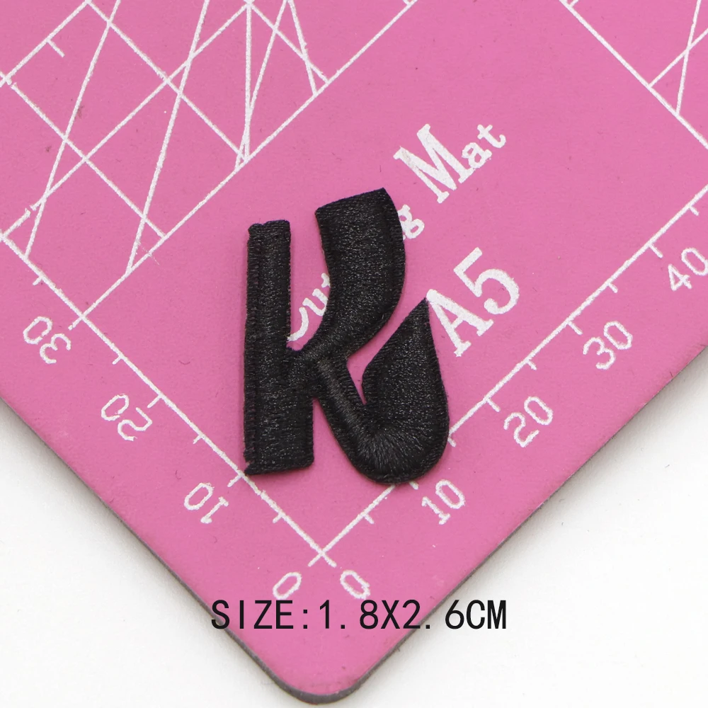 1 Stück kleine schwarze Buchstaben-Alphabet-Aufnäher zum Aufbügeln für Kleidung, Applikation, bestickte Aufnäher, DIY, individuelles Namensschild, Dekoraufkleber – Detail 14