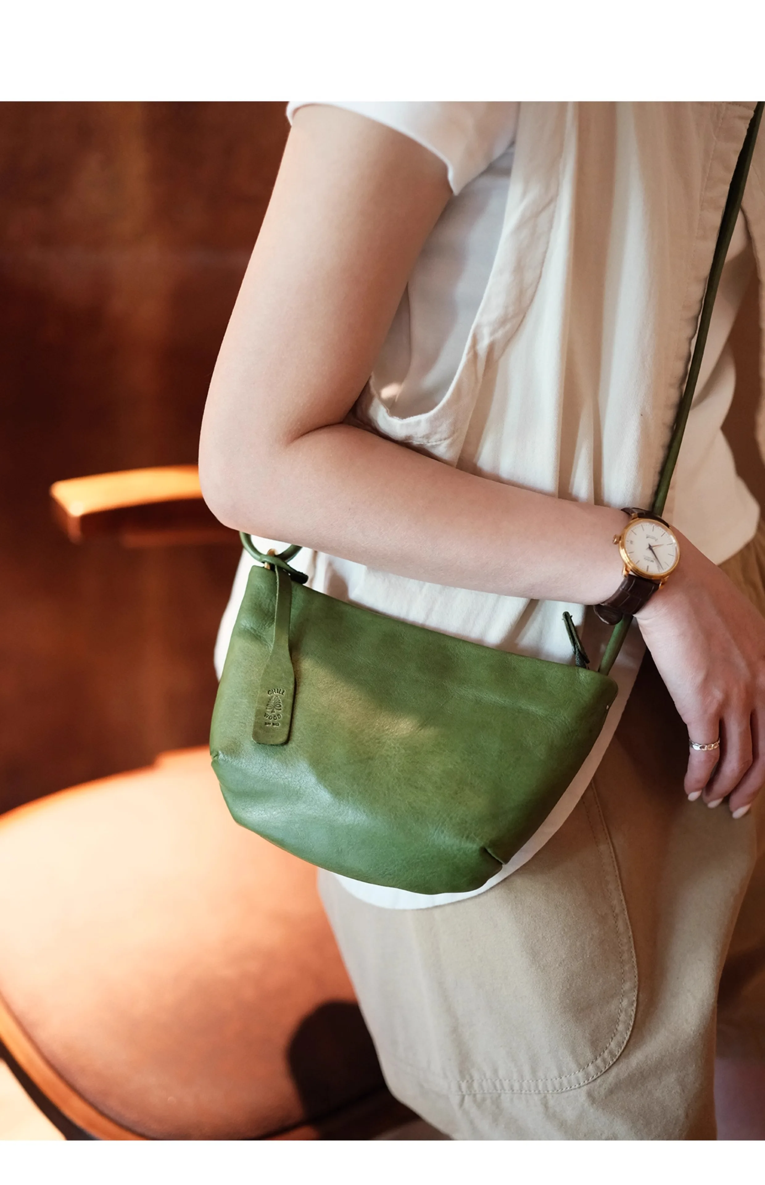Outdoor-Tageshandtasche aus echtem Leder für Damen, handgefertigt, kleine Umhängetasche aus pflanzlich gegerbtem Rindsleder, schlichte Crossbody-Tasche – Detail 10