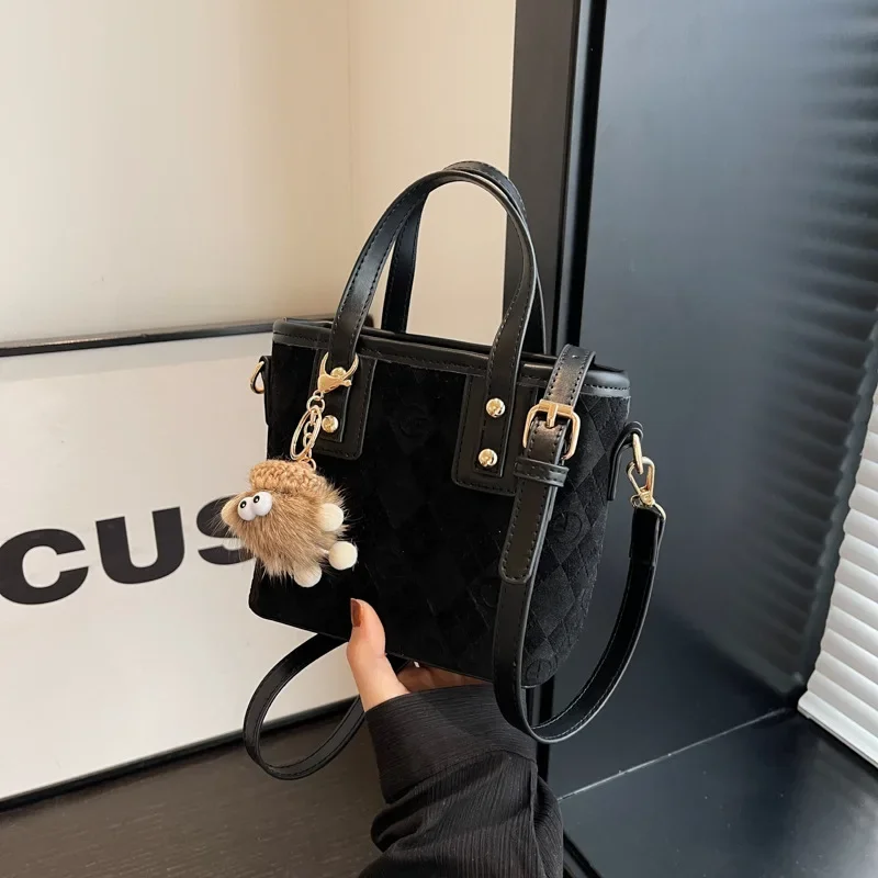 Fashionable All-Match Portable Bucket for Women 2024 New Retro High-Grade Shoulder Leisure Commute Messenger Bag