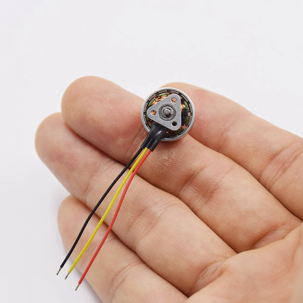 Moteur Brushless 1103 15000KV pour Drone FPV Micro posé sur une surface, hélice non montée