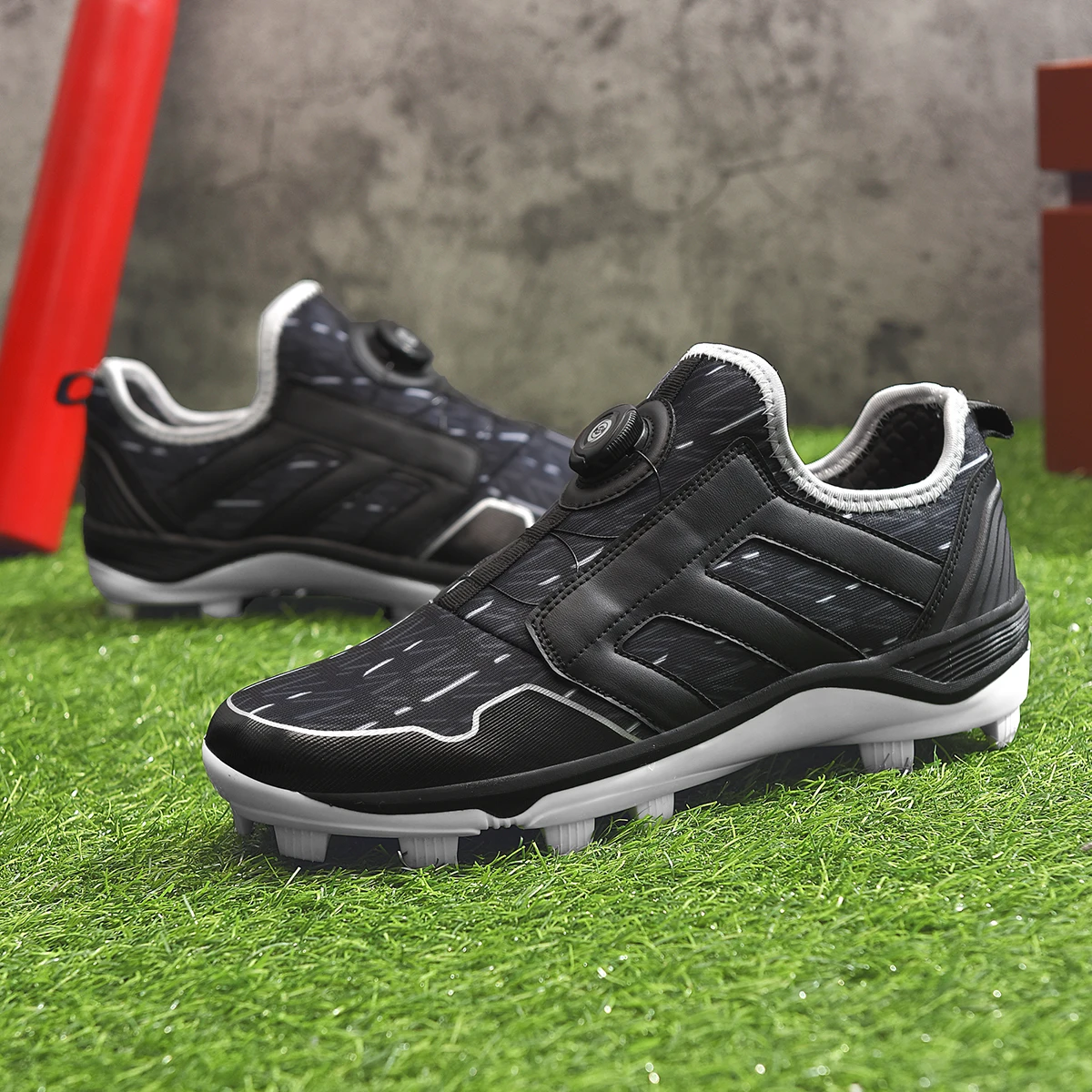 New Men Baseball Shoes Non Slip Long Spikes Softball Shoes Comfortable Outdoor Softball Men Low Top Baseball Sneakers