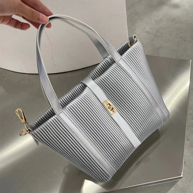 

2023 New Women Bags Woven Leather Strip Bags Luxury Lady Shoulder Bag Trapeze Tote Bags Fashion Handbag Purse