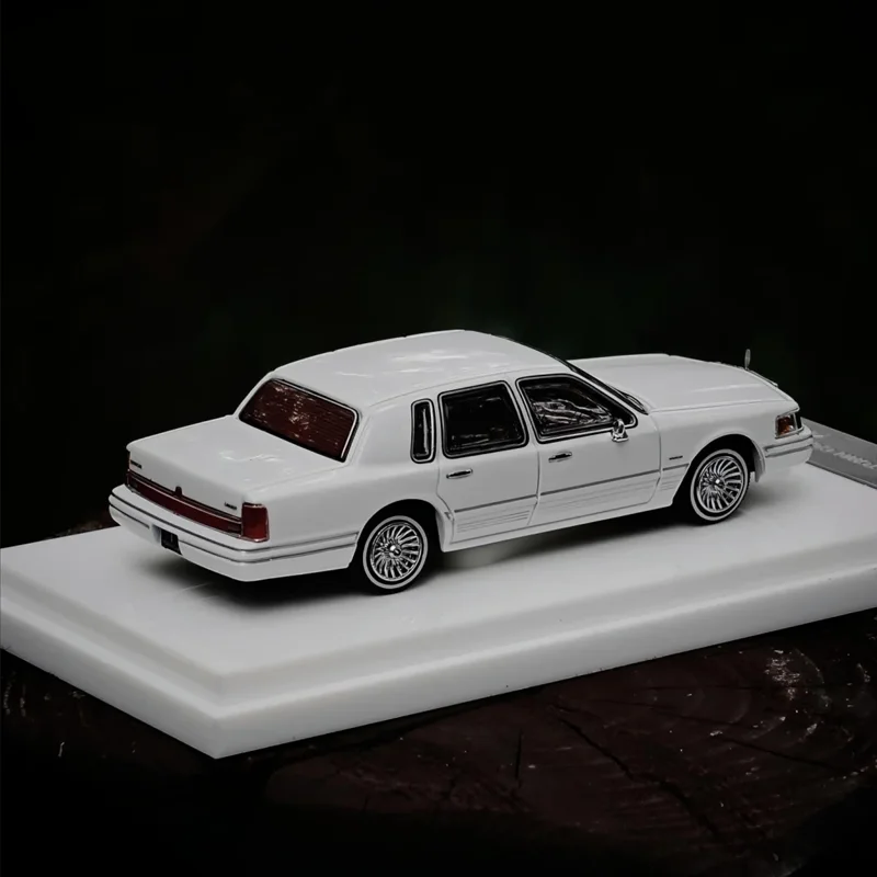 New Mk 1:64 Lincoln Town Car APA-OPO Hec Limited Edition