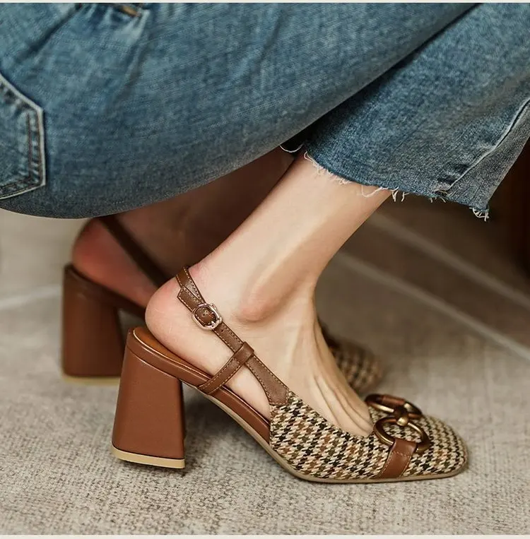 

Retro Metal Clasp Baotou Sandals 2023 New Casual Back Hollow Thick Heels High Heels Checkered Single Shoes