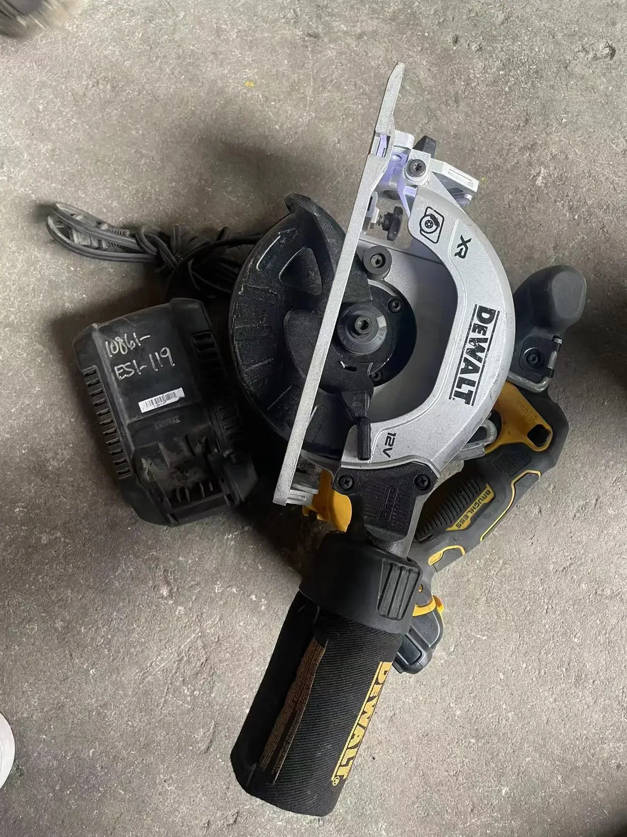 DEWALT12V Max Xtreme Cordless Circular Saw,SECOND HAND,WITH BATTERY AND CHARGER jbl xtreme 3