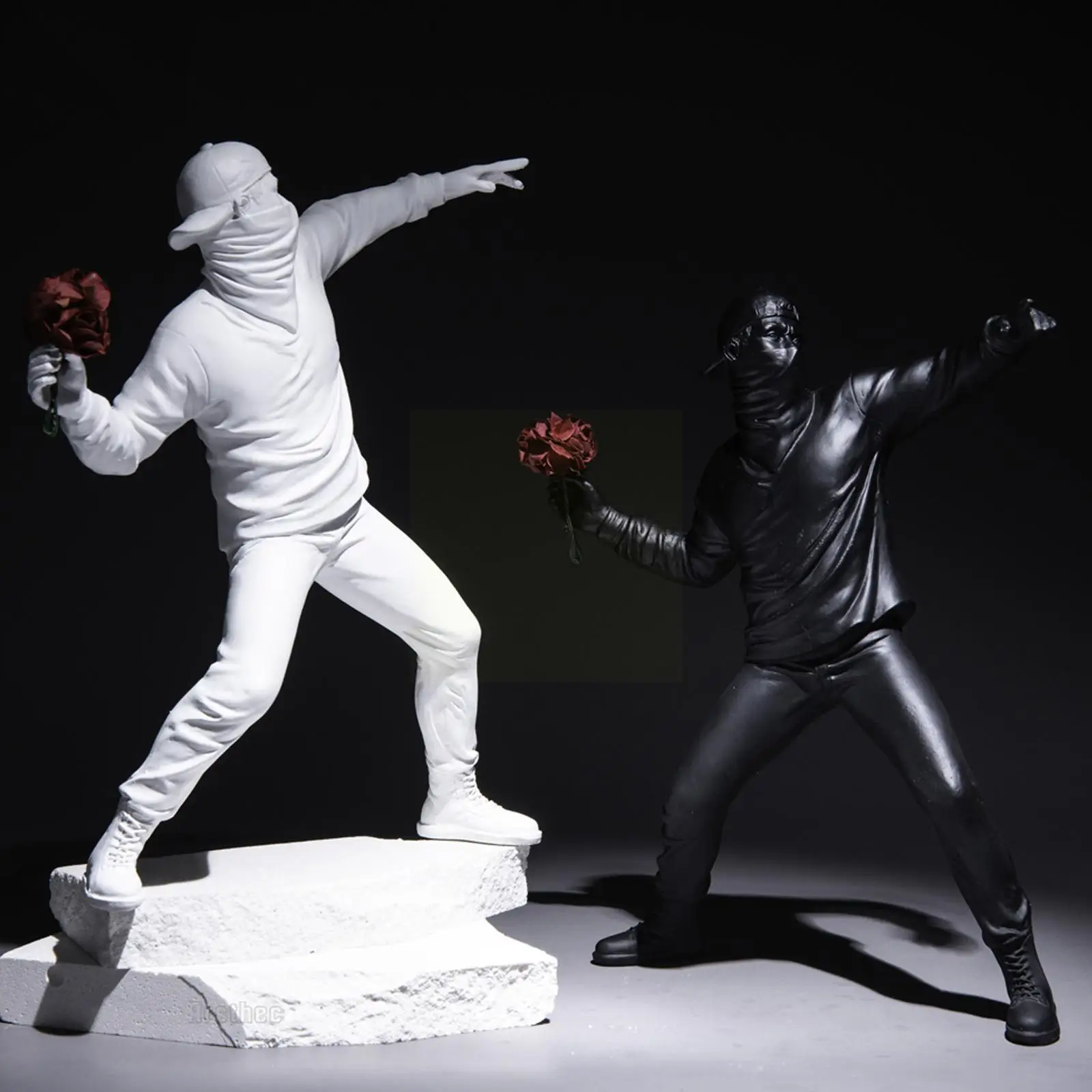 Resin Banksy Sculptures Flower Thrower Boy Man Statue Collectible Decoration Home Decorative Modern Desk Figurine Accessories
