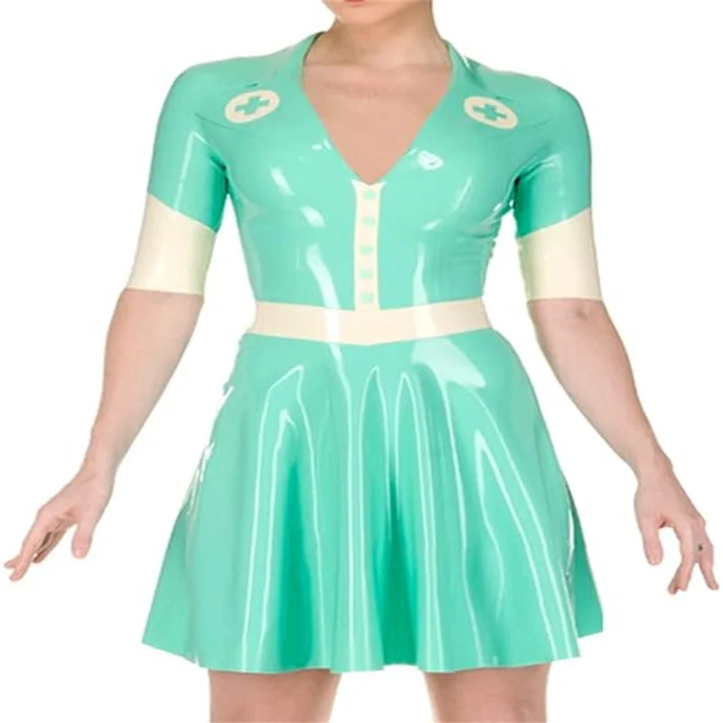 

Привлекательное латексное платье, голубое и белое, с полурукавами, оформление на молнии сзади