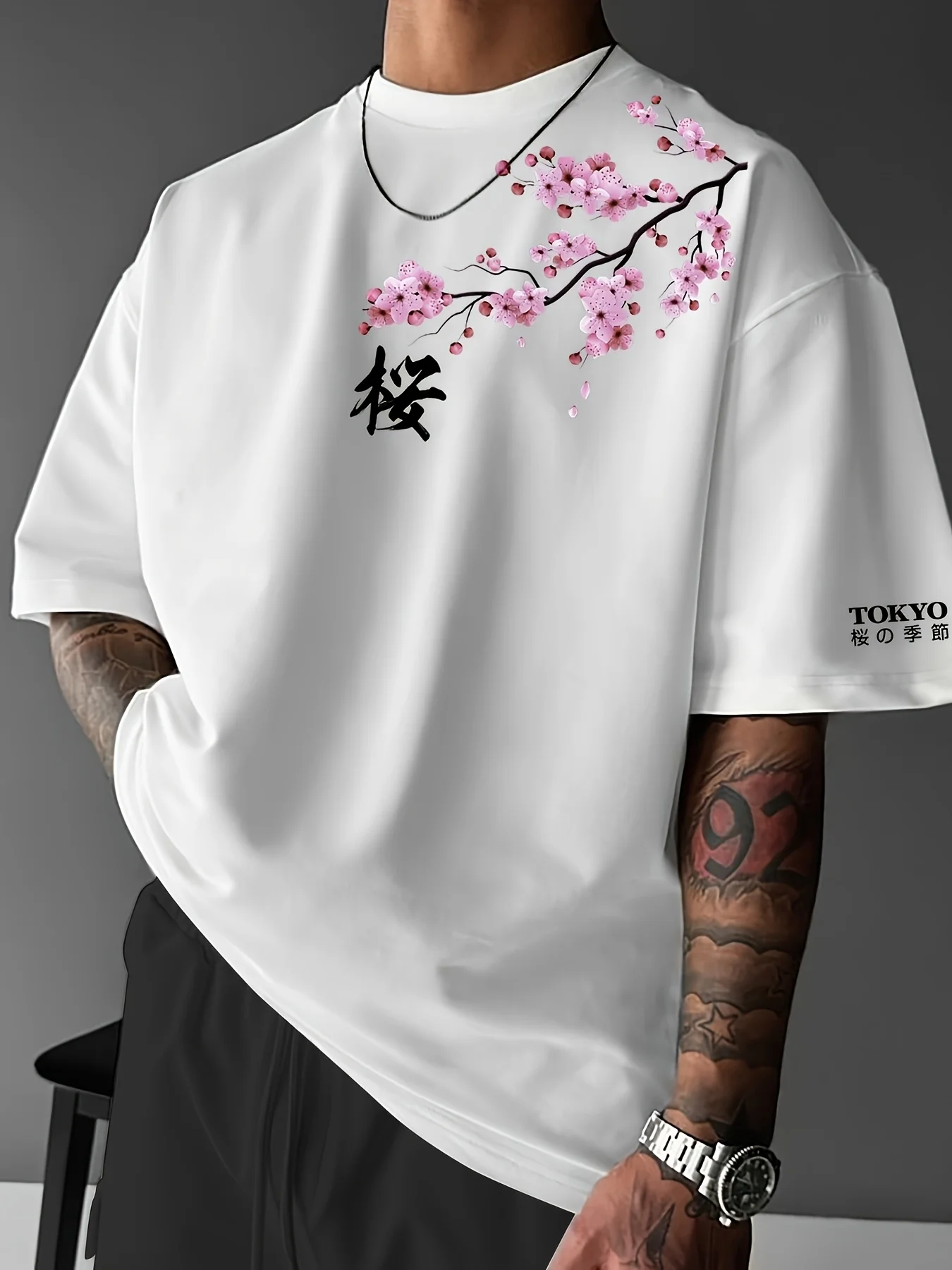 Sommer-T-Shirt für Herren mit Kirschblütenmuster im japanischen Stil, lockeres T-Shirt, geeignet für den täglichen Gebrauch, Baumwollmaterial, trendig, vielseitig