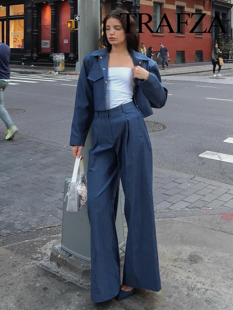 

Женский костюм-двойка с отложным воротником и длинным рукавом, с карманами-клапанами