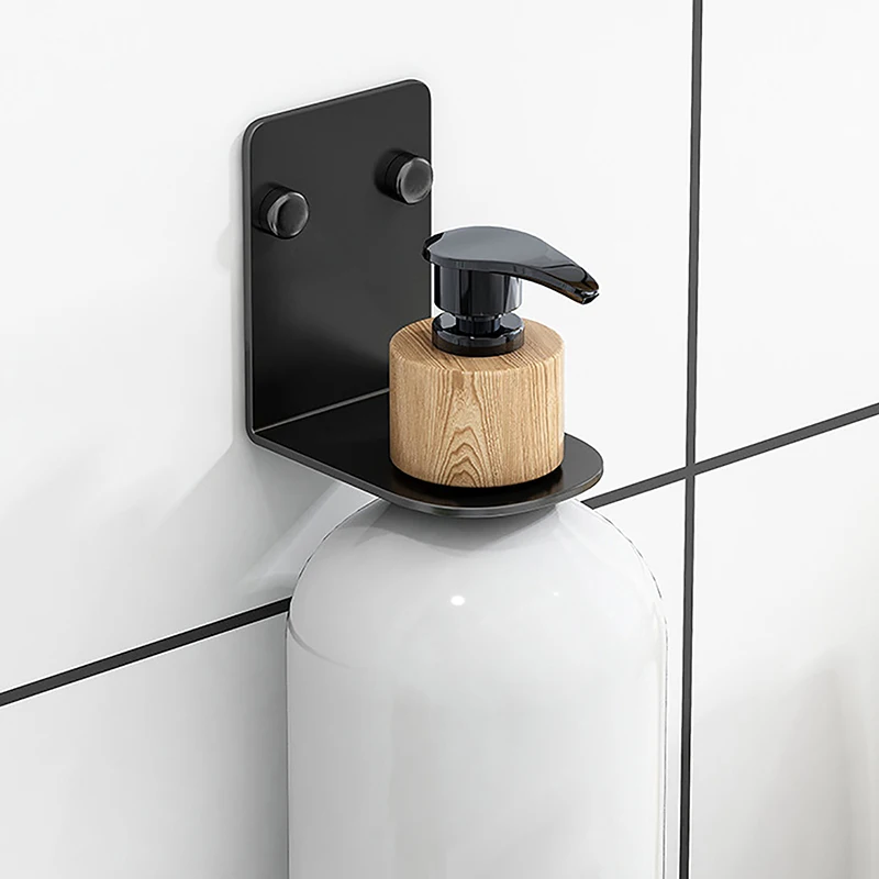 Distributeur de gel hydroalcoolique installé sur un mur, en situation d'utilisation.