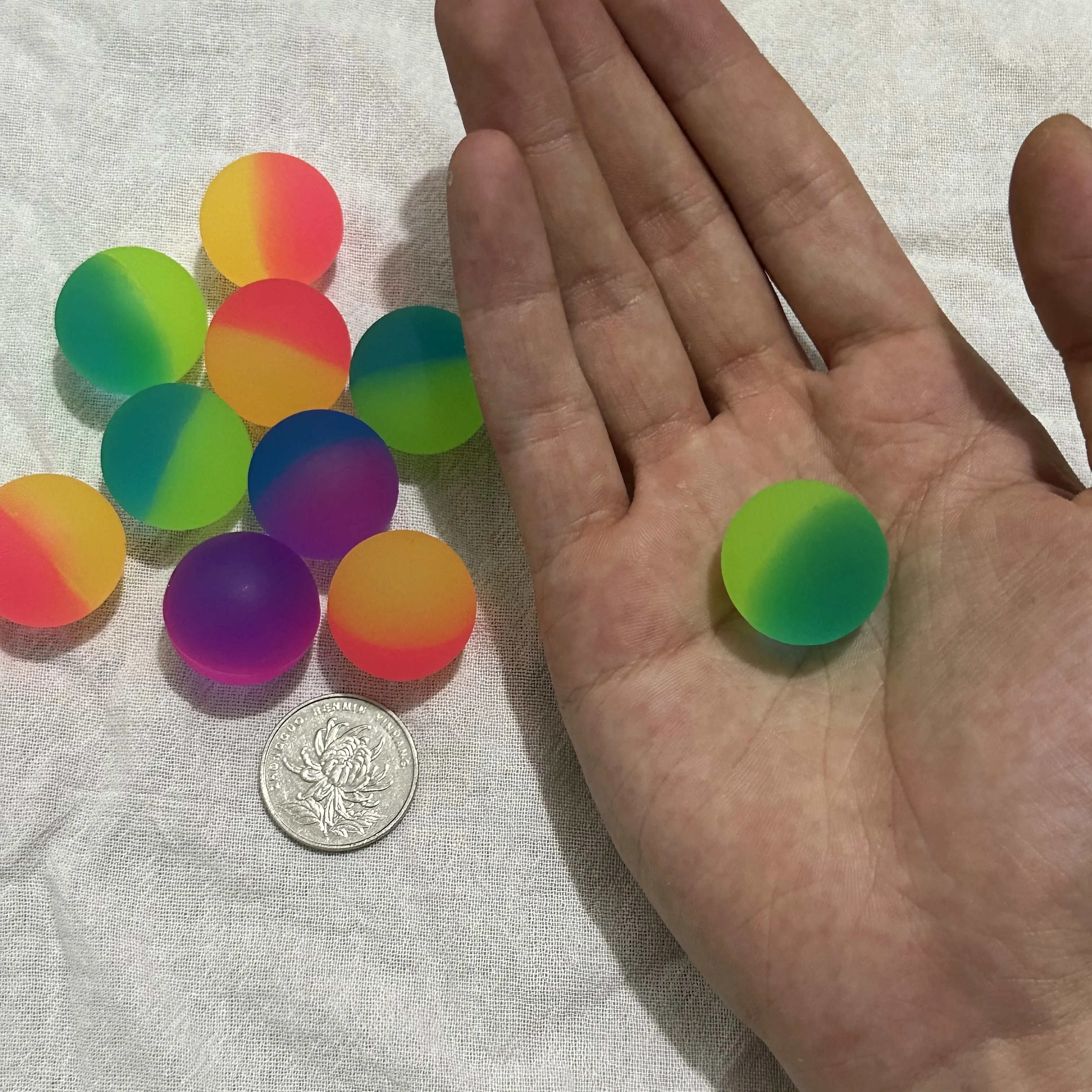 10er-Pack Hüpfbälle, verschiedene Farben, Regenbogenbälle aus synthetischem Gummi, perfekte Partygeschenke, Karnevalspreise und lustige Aktivitäten – Detail 7