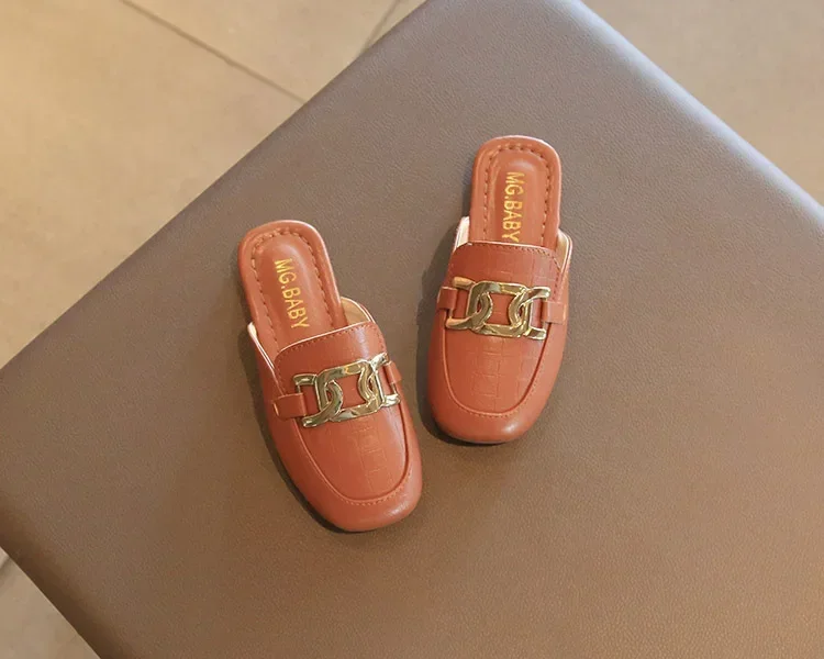 الأطفال الصنادل للفتيات 2024 صيف جديد الفتيات مغطاة أصابع شبشب جلدي مسطح عادية كسول المعادن الكورية الاطفال موضة الشقق