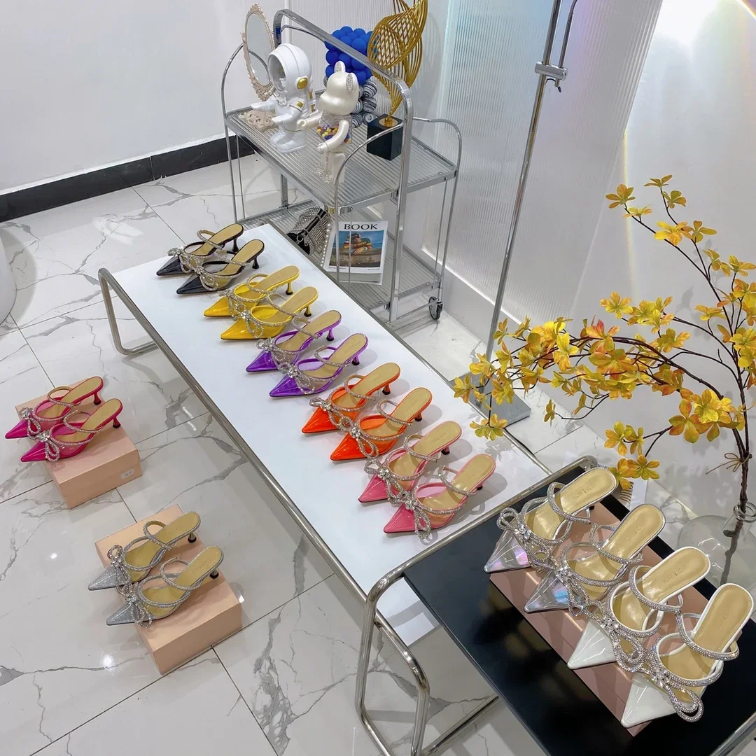 

Женские модные туфли из искусственного стекла, прозрачные мюли с двойным бантом, украшенные острым носком, из ПВХ, со стразами, низкие каблуки с котятами