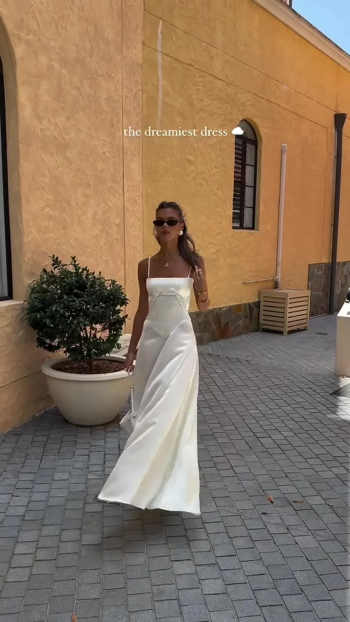 Элегантное белое атласное длинное платье с завязками на шнурке и открытой спиной