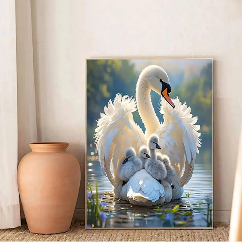 Het afgewerkte diamond painting in een lichte lijst naast een terracotta kruik (lijst niet inbegrepen)