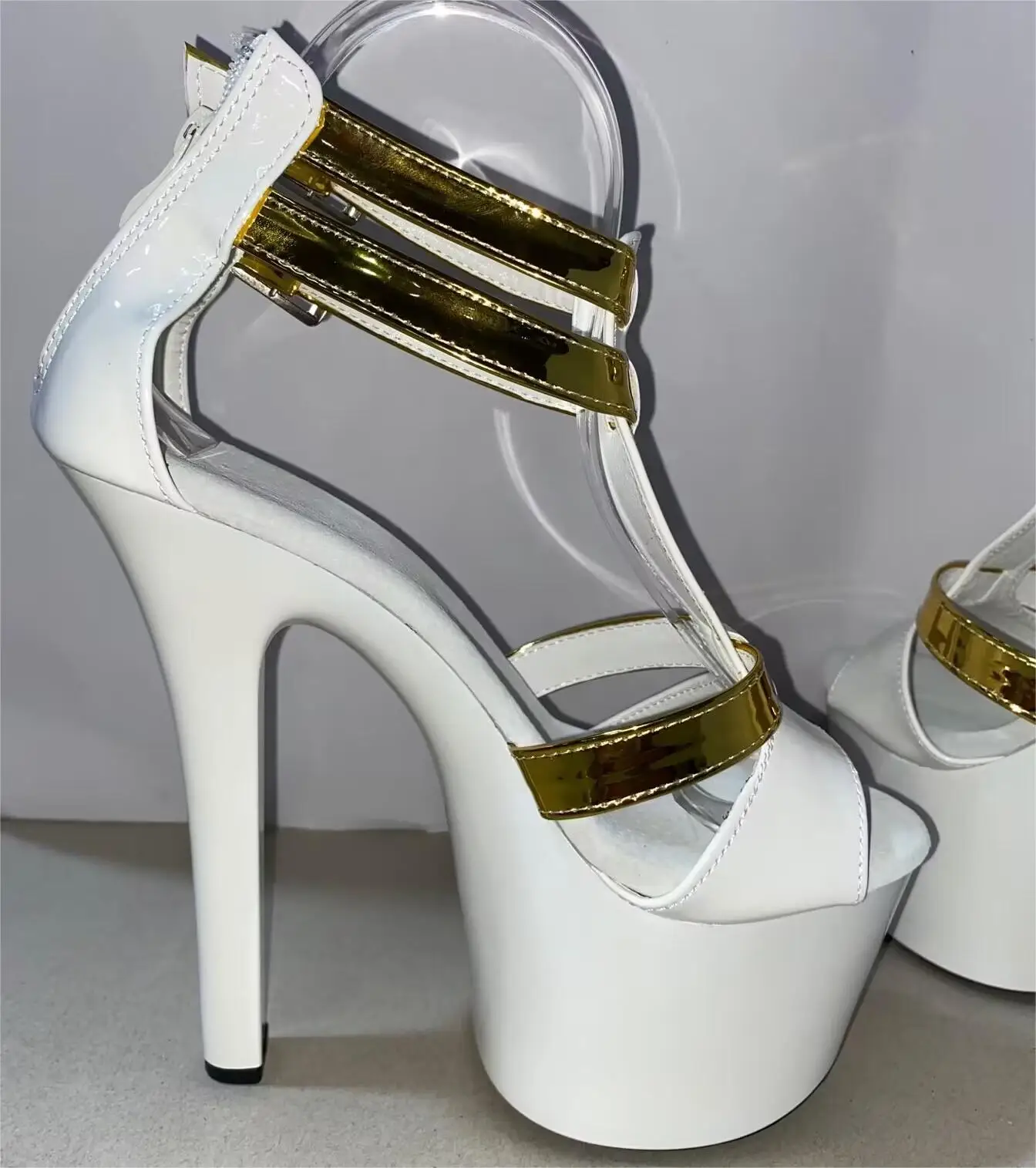 

Hollowed-out T-shaped strapping, 17cm high-heeled shoes, lacquered waterproof platform, nightclub stiletto sandals