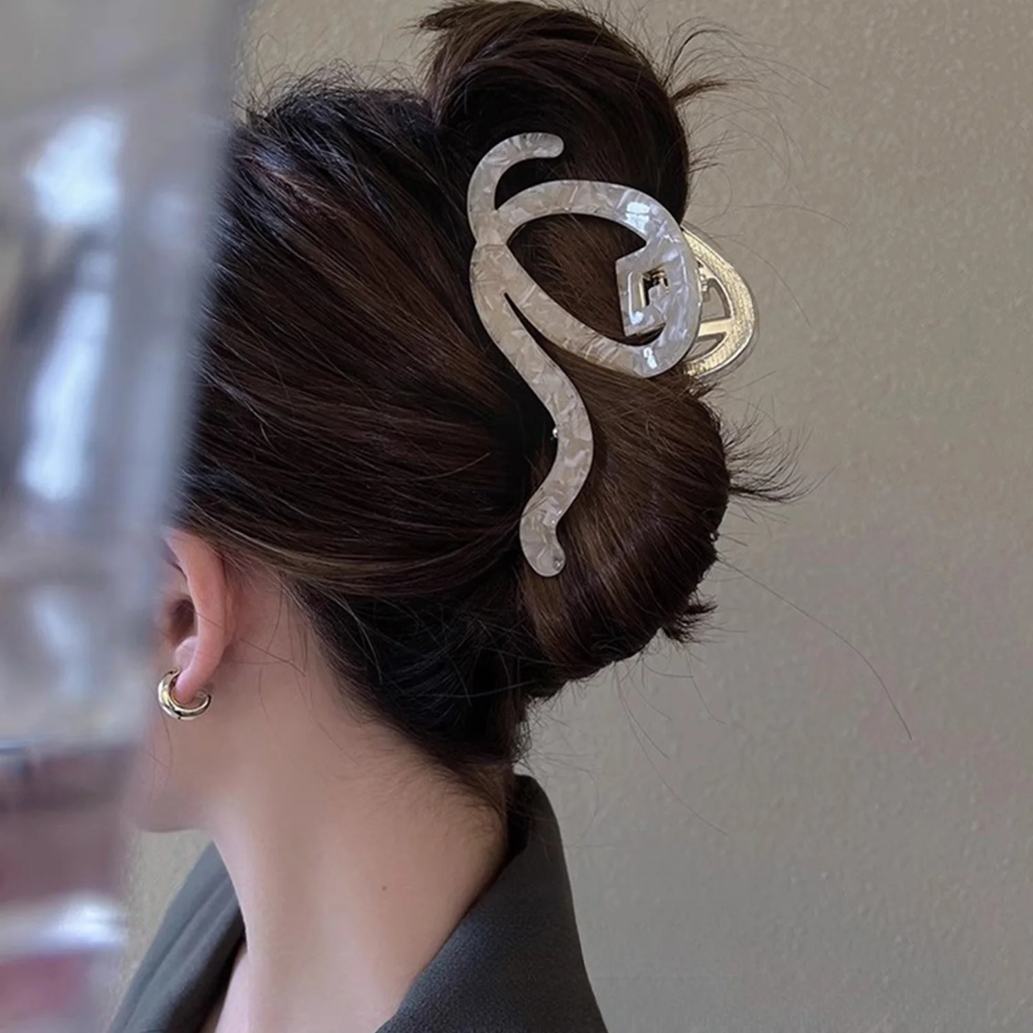 

Simple Letter Q Design Hair Claw Temperament Vintage High Quality Acetate Hair Clips For Women Girls Shower Hair Accessories 1Pc