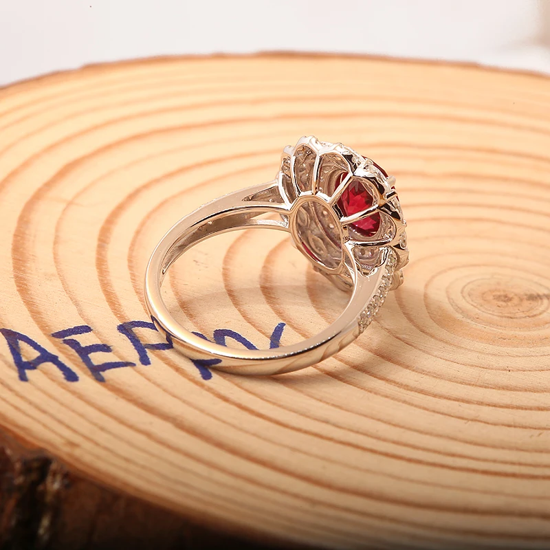 Bague en or ornée d'un rubis ovale et diamant serti clos | KLENOTA