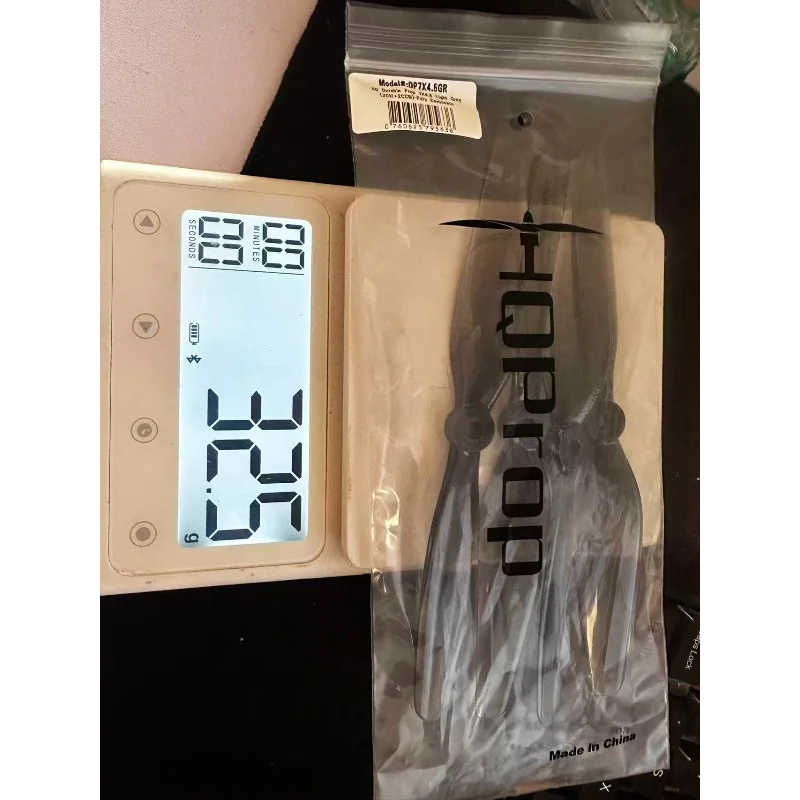 Hélices 7045 PC pour drone FPV RC, gros plan sur le sens de rotation CW et CCW