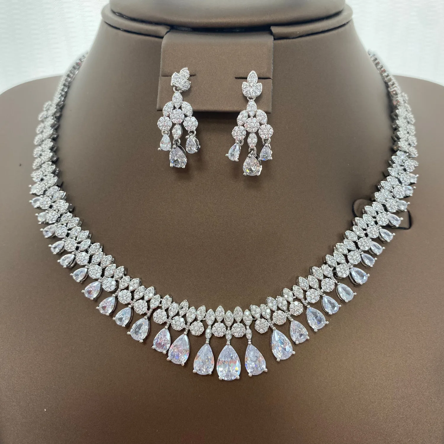 Luxury White Cubic Zirconia Bridal Jewelry Set Brides Accessories Tassel Water Drop Necklace Earring 4pcs Set for Wedding Party