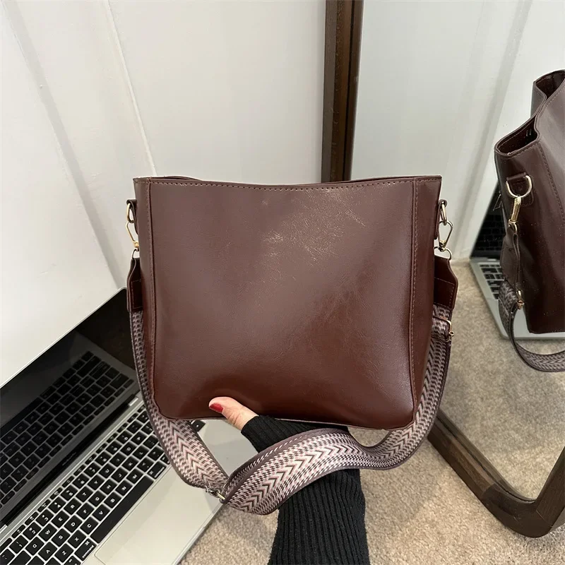 Retro Large Capacity Fashion Commuter Crossbody Bag for Women's New Versatile Wide Shoulder Bag Strap Bucket Female Shoulder Bag