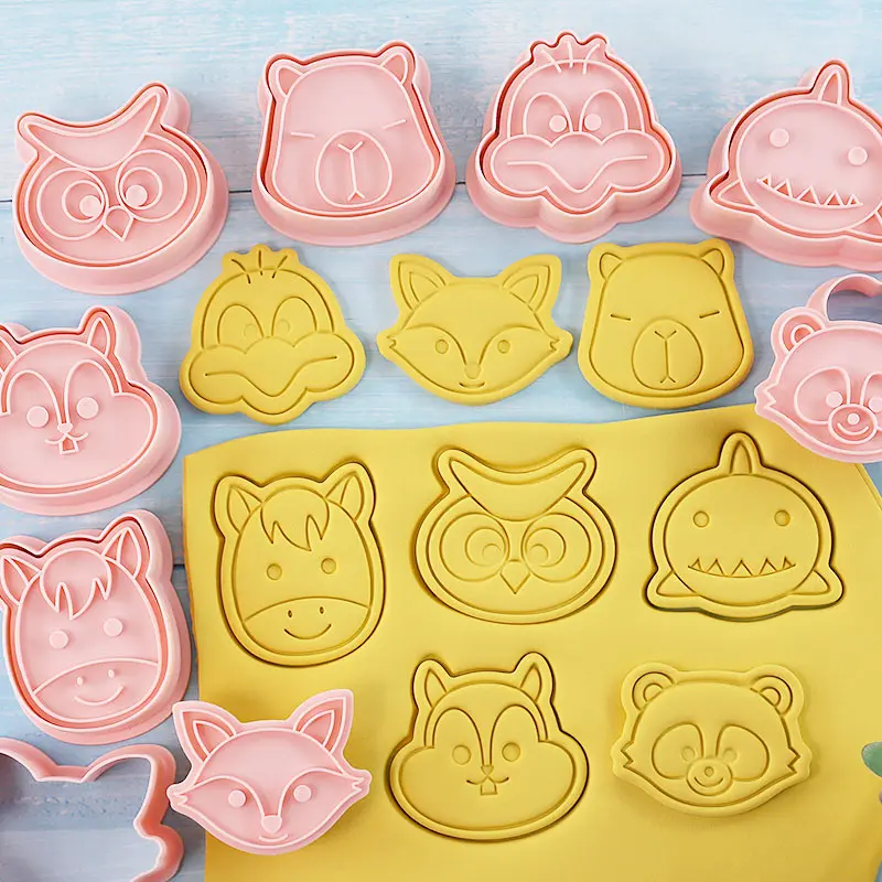 8Pcs/set animal Shape Cookie Cutters Plastic 3D Cartoon Pressable Biscuit Mold Cookie Stamp Kitchen Baking Pastry Bakeware Tool