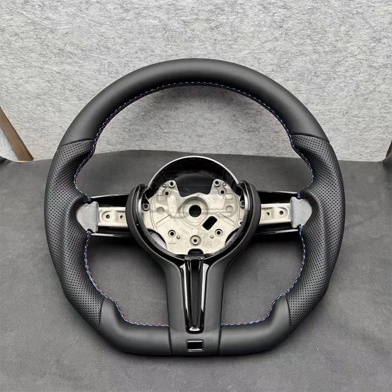 가죽 스티어링 휠은 양쪽에 M자형 스티치가 들어간 구멍이 있는 손잡이를 갖추고 있으며, BMW F01 F10 F11 F12 X5 F15 X6에 적합합니다.