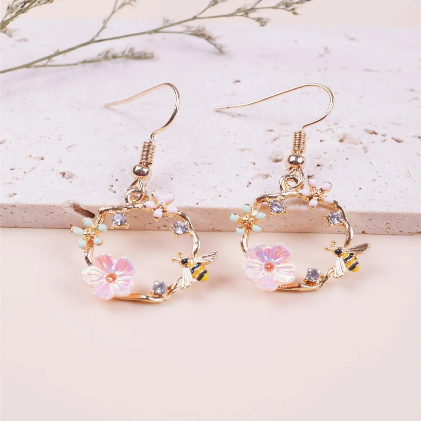 2 simple temperament generous high-class bee flower pendant earrings Ms. Fashion single product holiday travel ball earrings