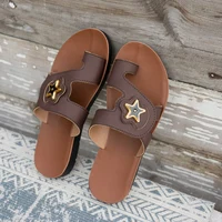 Sandales à la mode pour femmes avec détail d'étoile élégant, chaussures confortables à fond plat à enfiler, boucle décorative dorée, repose-pieds élégant 2