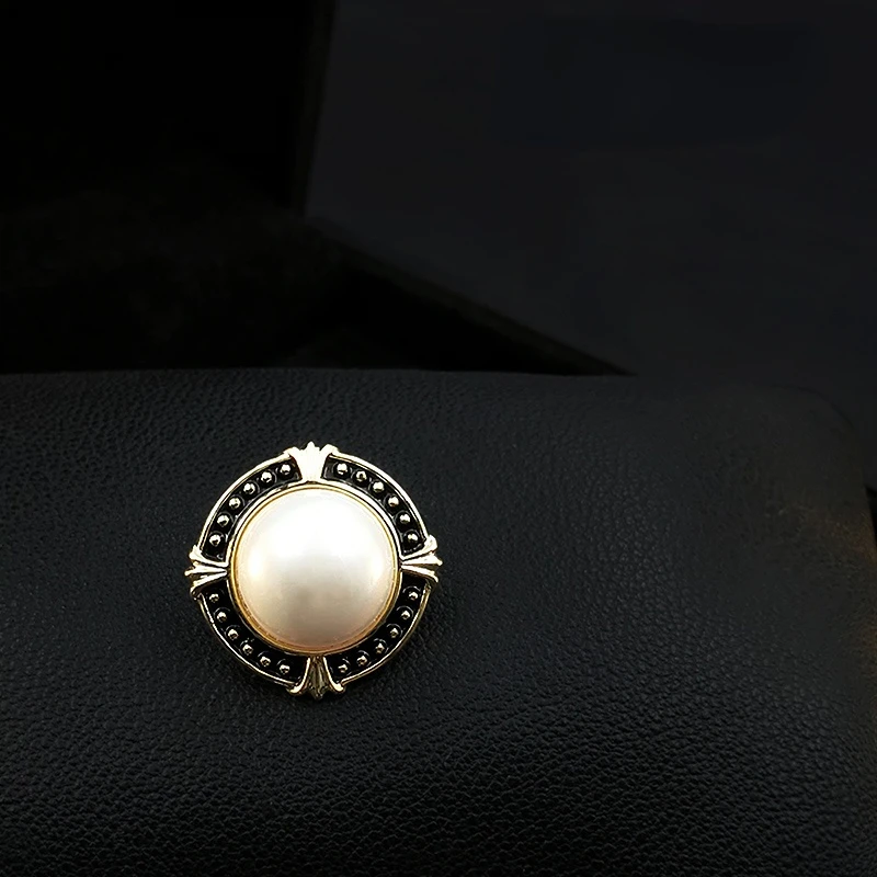 Upscale Retro Small Brooch Exquisite Women's Fixed Collar Pins Simple Versatile Design Sense Neckline Accessories Pearl Jewelry