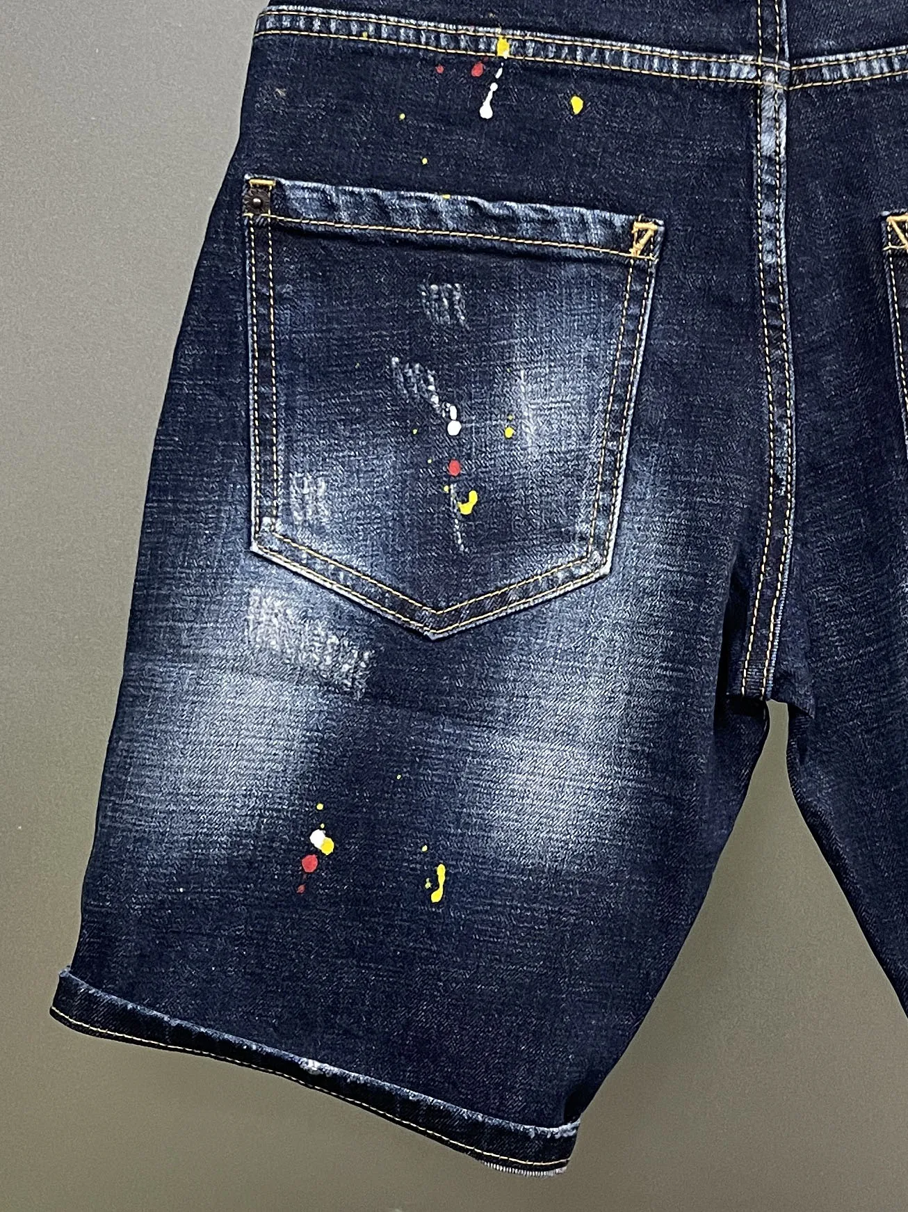 2024 Spring/Summer New D2 Jeans Trendy Men's Washed and Worn Hole Patch Car Logo Small Feet Blue Denim Shorts Men's
